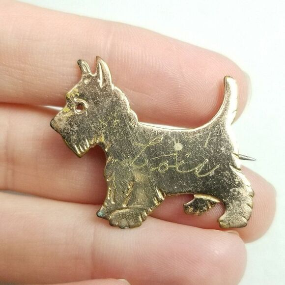 Vintage Lois Terrier Dog Brooch, Gold Tone C Clasp Etched Engraved Lapel Pin - Picture 2 of 6
